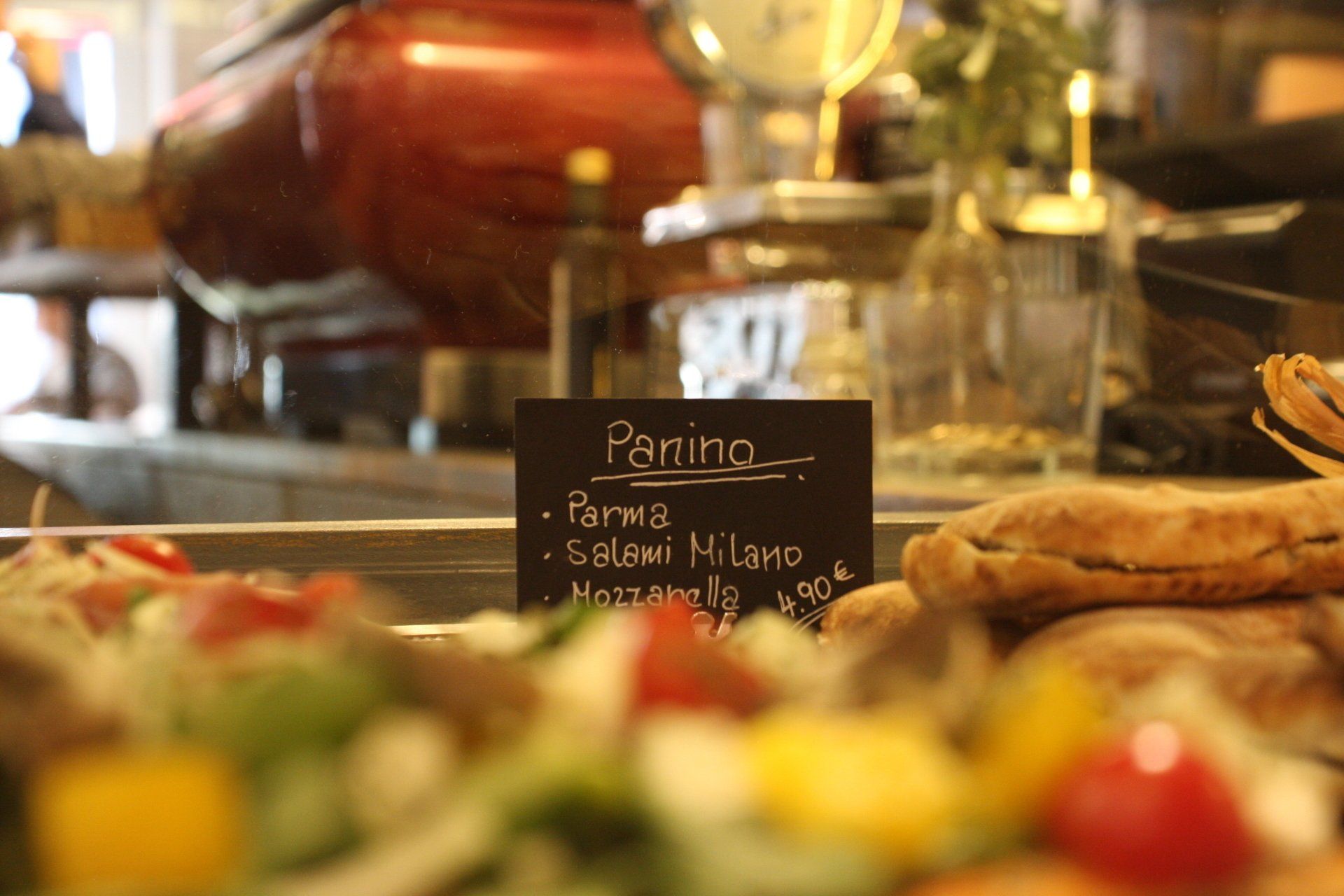 Paninos mit Pesto, Rucola und Cherrytomaten – Spezialitäten aus unserer Vitrine