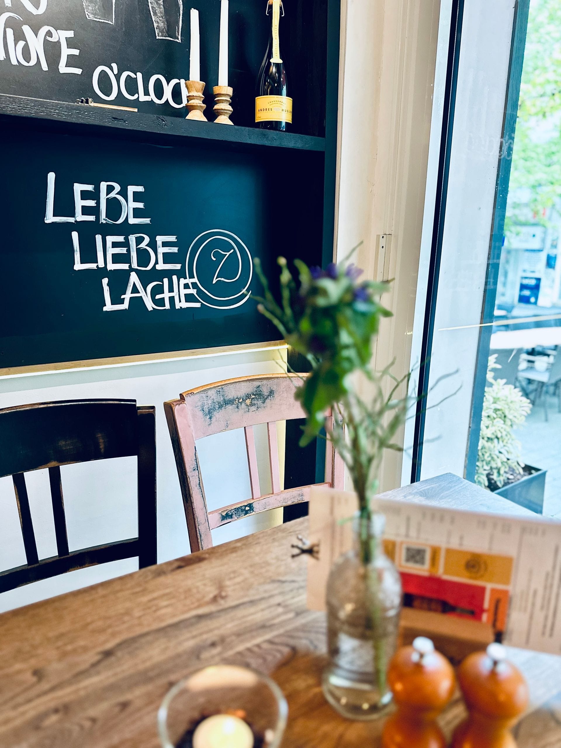Frisch gebackene Kuchen für den Nachmittag – Spezialitäten aus unserer Vitrine
