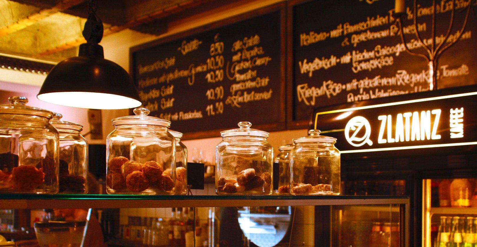Gedeckter Tisch im Café Zlatanz Menami in Bochum